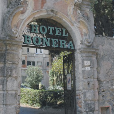 villa-bonera-chisiamo_400_01 villa-bonera-chisiamo_400_01